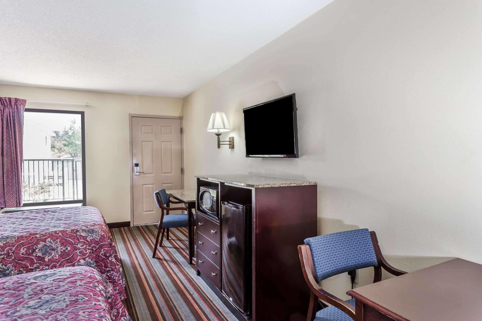 Days Inn By Wyndham Sanford Exterior photo