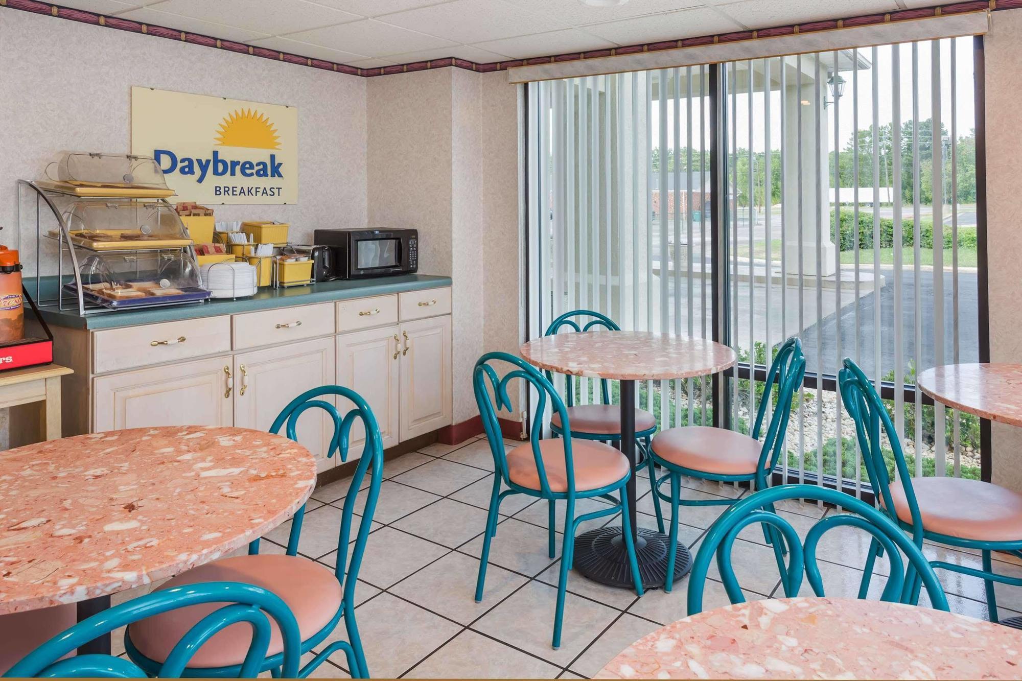 Days Inn By Wyndham Sanford Exterior photo